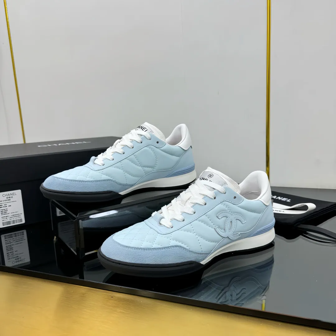 👟👟Ex-factory price 600👟👟 Top version Chanel Chanel - 2025 counter top casual sports shoes. This classic design; the upper is electro-embroidered with a variety of techniques; the outsole is fashionable and sporty; it is extraordinary and incorporates a variety of color matching elements... The diversified mix and match is very beautiful and versatile, and can be used for leisure, fashion, sports and outdoor... ꫛꫀꪝ Go➫ Material: ❶Upper is made of: original imported mercerized velvet + double-layer breathable mesh ❷Inside is made of: original imported breathable mesh ❸Outsole is based on: original TPU combination outsole Counter boutique packaging complete set for women 35–41 👉